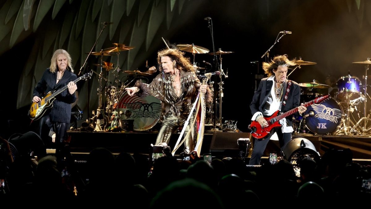 Aerosmith con Dave Grohl en la batería durante su regreso al escenario en el Hollywood Bowl, Los Ángeles.