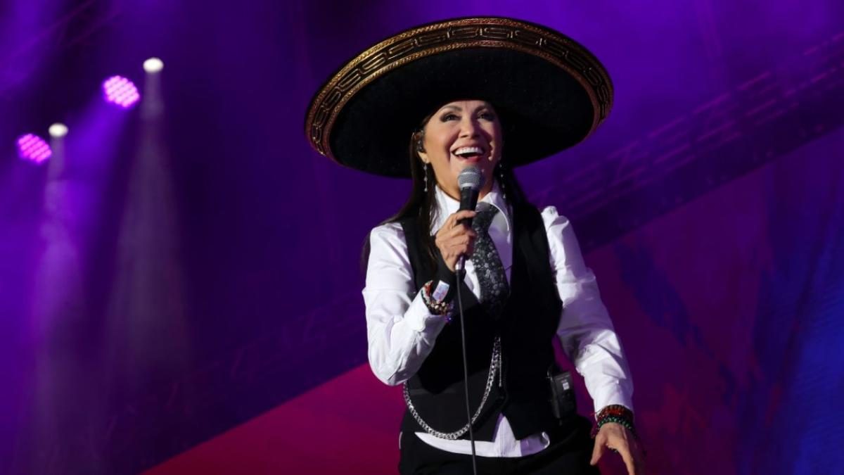 Promoción oficial del concierto de Ana Gabriel en Quito para su gira Claro de Luna