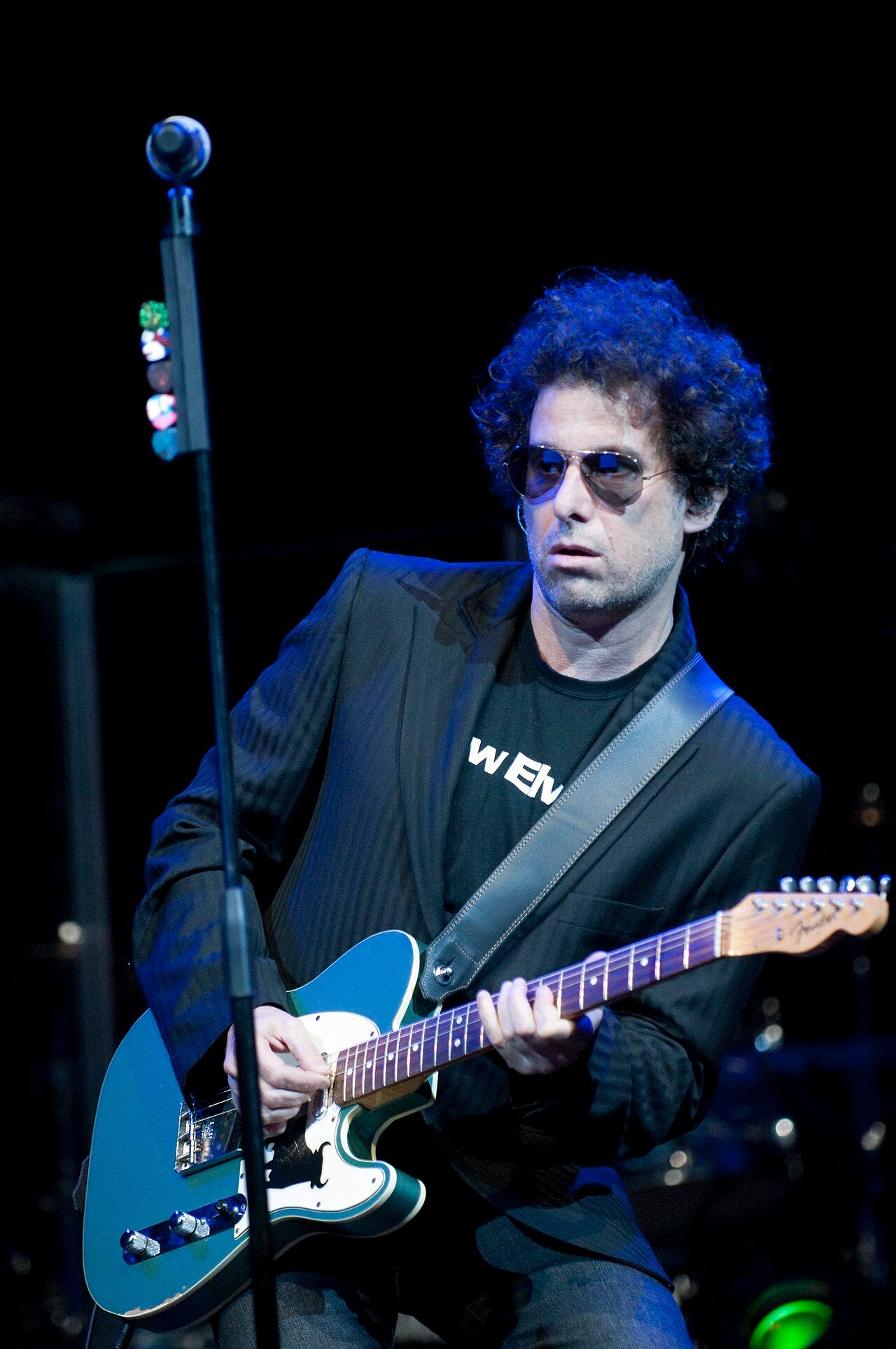 Andrés Calamaro en concierto durante su gira Como Cantor sobre el escenario.