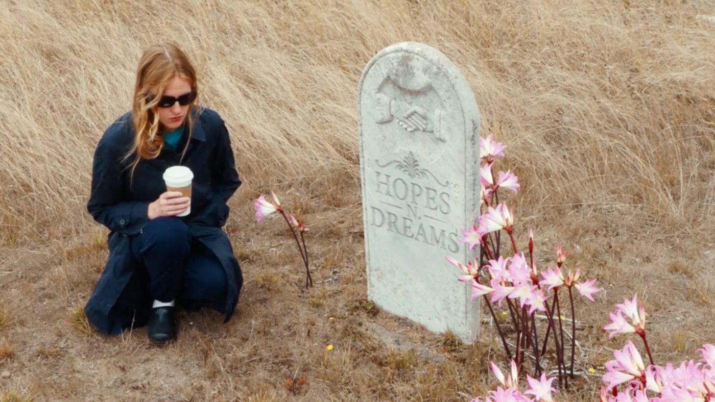 Audrey Hobert en una escena de su nuevo video musical Phoebe
