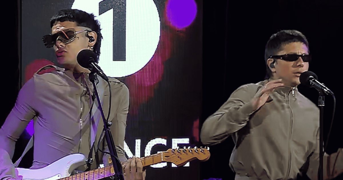 Ca7riel y Paco Amoroso tocando en los estudios de BBC Radio 1 para su sesión en vivo.