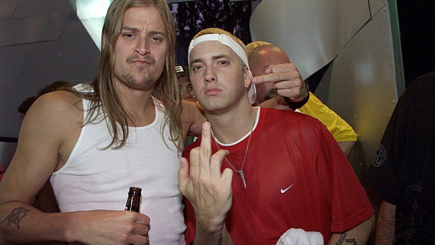 Eminem y Kid Rock en una imagen promocional hablando sobre su nueva colaboración musical y amistad de décadas.