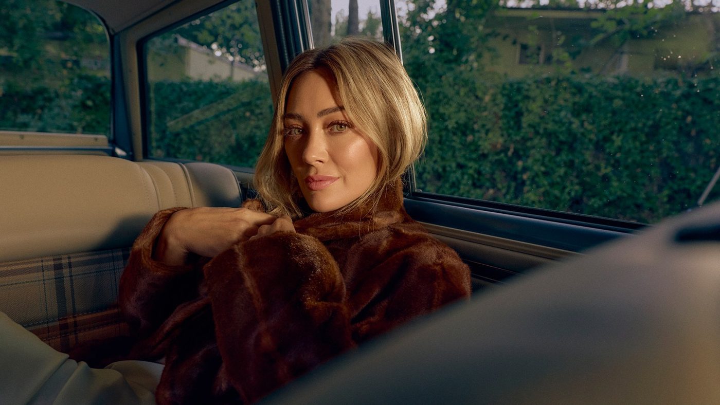Hilary Duff anuncia su nuevo EP navideño Holiday Things para esta semana.