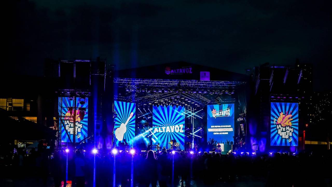 Carteles y escenarios de Medellin festivales musica con Altavoz y EDC.