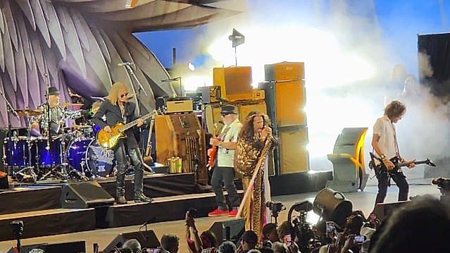 Escena del concierto Aerosmith Hollywood Bowl con Joey Kramer y Dave Grohl en la batería