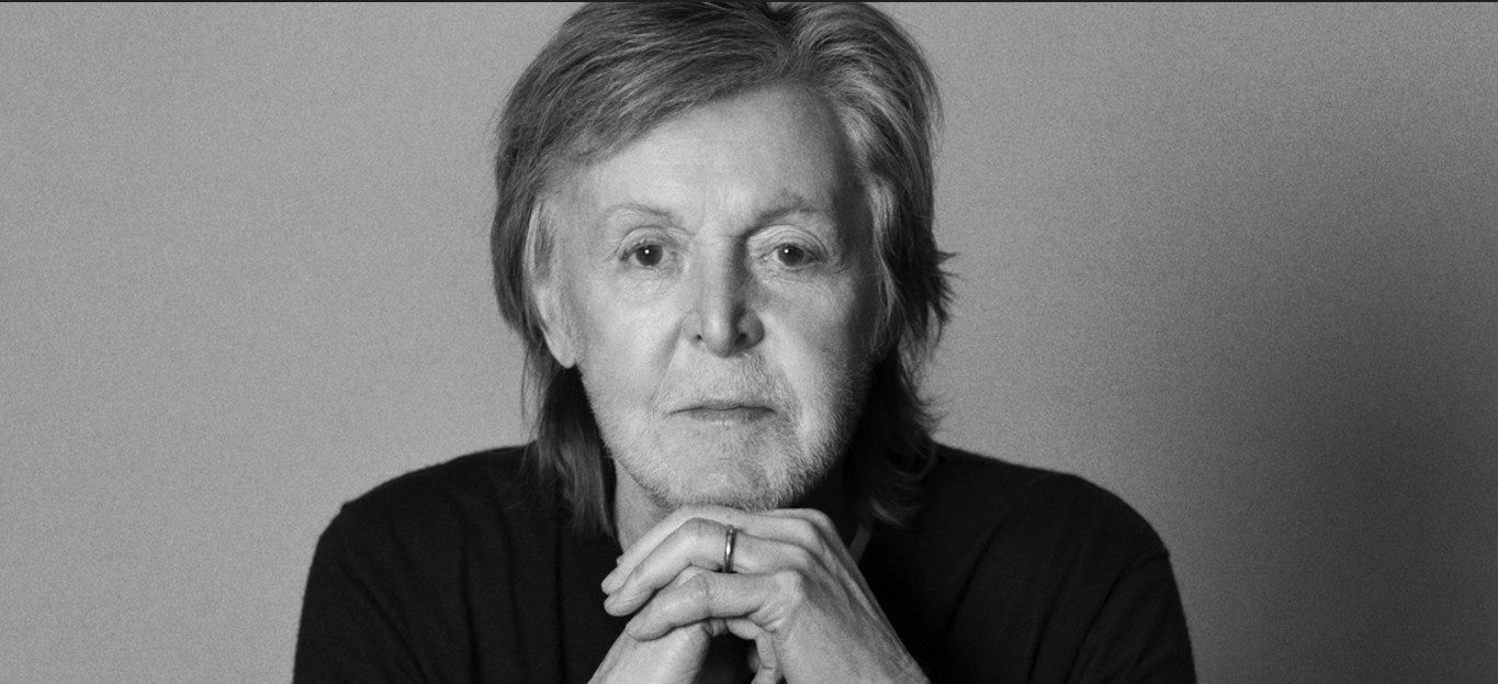Paul McCartney en una sesión de estudio interpretando material de Paul McCartney