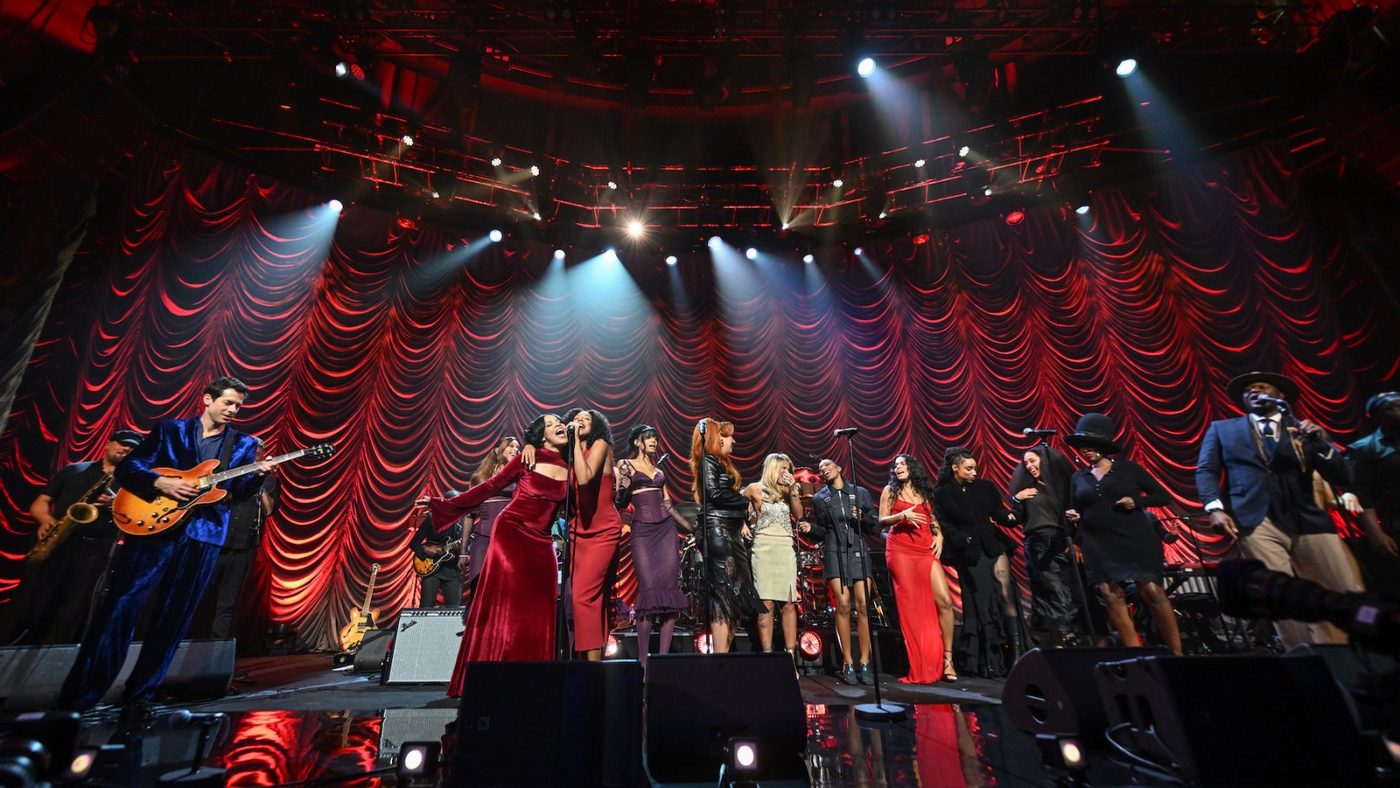 Artistas en el escenario durante el tributo a Amy Winehouse en el Roundhouse de Londres