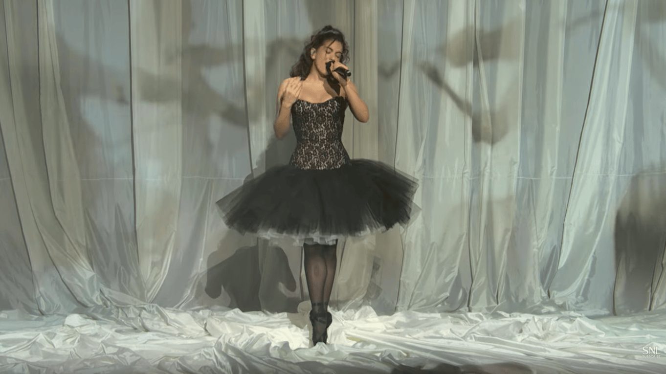 Rosalía en el escenario de Saturday Night Live cantando Reliquia y Magnolias