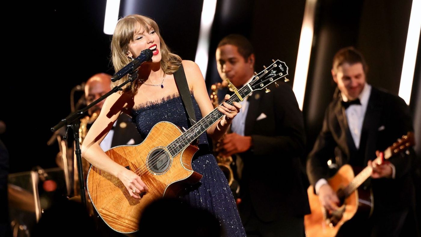 Taylor Swift en el escenario de la gala del Academy Museum