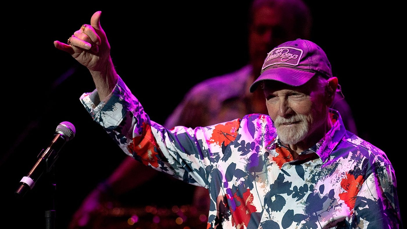 Mike Love actuando en concierto con The Beach Boys
